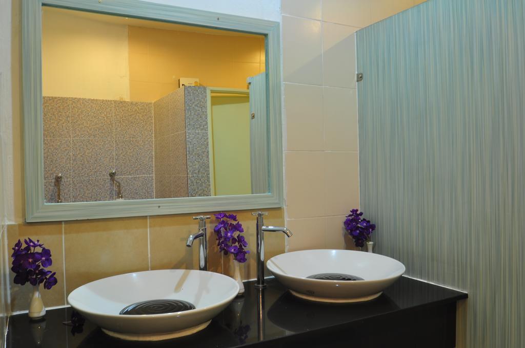 Orchid Hostel Bangkok Exterior photo